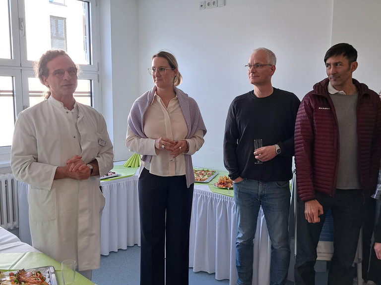 V.l.n.r.: Dr. med. Arndt von Kirchbach, Chefarzt der Abteilung für Allgemein-, Viszeral- und Unfallchirurgie und Verena Plocher, Geschäftsführerin des Immanuel Klinikums Bernau Herzzentrum Brandenburg bei der feierlichen Eröffnungsrede V.l.n.r.: Dr. med. Arndt von Kirchbach, Chefarzt der Abteilung für Allgemein-, Viszeral- und Unfallchirurgie und Verena Plocher, Geschäftsführerin des Immanuel Klinikums Bernau Herzzentrum Brandenburg bei der feierlichen Eröffnungsrede